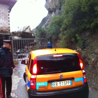 Enorme frana precipita su stabilimento “Riviera Serramenti” a Ventimiglia, lavoratori salvi grazie al giorno di riposo