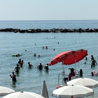 Bagnini e smartphone, a Sanremo niente chat e social durante il servizio: il cellulare si usa solo per emergenze e lavoro Bagnini e smartphone, a Sanremo niente chat e social durante il servizio: il cellulare si usa solo per emergenze e lavoro
