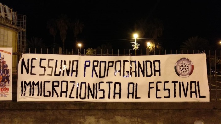 Festival di Sanremo, striscione di CasaPound: "No a propaganda pro-immigrazione" Festival di Sanremo, striscione di CasaPound: "No a propaganda pro-immigrazione"