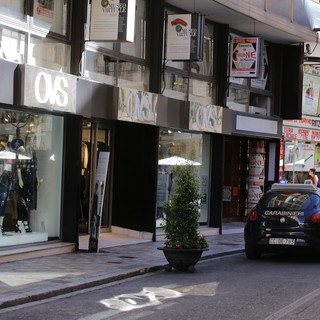 Sanremo: ennesimo furto all'Oviesse, arrestato romeno senza fissa dimora. Entra solo con un maglione ed esce con un giubbotto in pelle