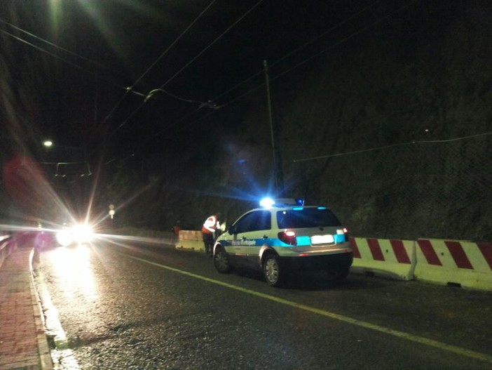 Serie di interventi dei Vigili del Fuoco per tutta la notte in provincia: ad Ospedaletti cade sulla strada un grosso masso