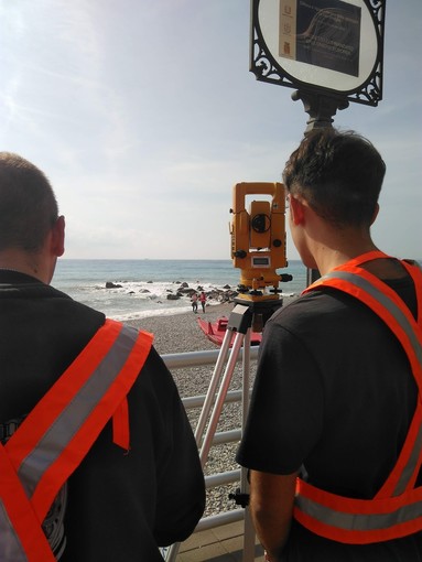 Ventimiglia: i ragazzi del Fermi rilevano lo stato del litorale con il progetto 'Sopra il Mare' Ventimiglia: i ragazzi del Fermi rilevano lo stato del litorale con il progetto 'Sopra il Mare'