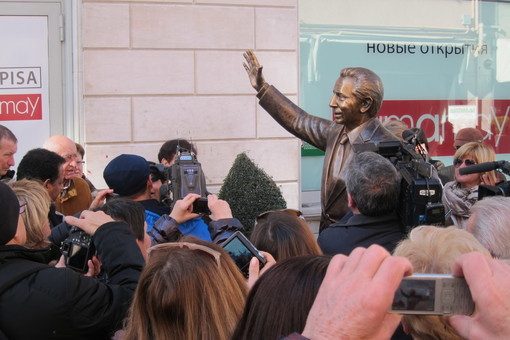 La statuta di Mike Bongiorno in via Escoffier La statuta di Mike Bongiorno in via Escoffier