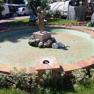 Ventimiglia: ennesimo atto vandalico ai danni della fontana del Putto, Scullino “Interverremo per metterla nuovamente a posto”