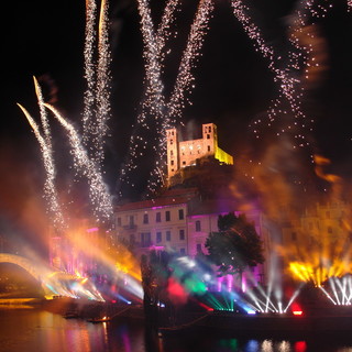 Dolceacqua: dopo l'annullamento dello scorso anno torna la magia dei fuochi d'artificio sul Castello Dolceacqua: dopo l'annullamento dello scorso anno torna la magia dei fuochi d'artificio sul Castello