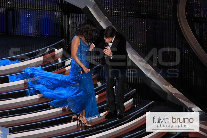 Sul palco dell'Ariston la Ferilli: "Celentano mi è piaciuto, io avrei detto qualcosa in più" Sul palco dell'Ariston la Ferilli: "Celentano mi è piaciuto, io avrei detto qualcosa in più"