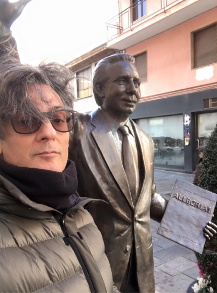 Fiorella con la statua di Mike Bongiorno in via Escoffier Fiorella con la statua di Mike Bongiorno in via Escoffier