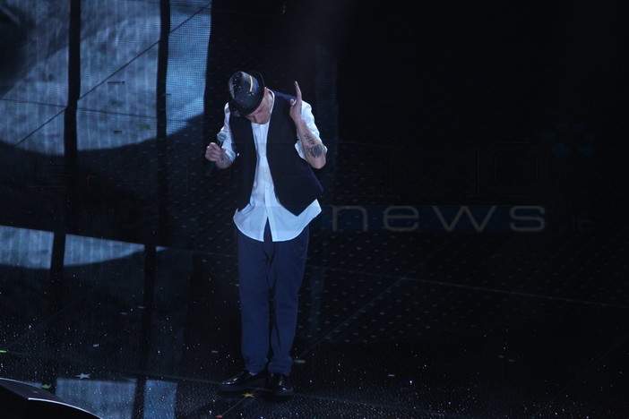 #Festival2016: la notte di piazza Bresca ha 'acceso' Clementino, un concerto improvvisato nella 'movida' #Festival2016: la notte di piazza Bresca ha 'acceso' Clementino, un concerto improvvisato nella 'movida'