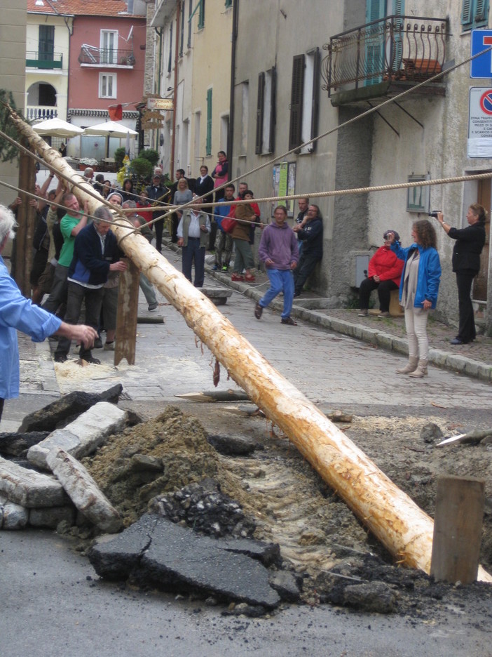 Bajardo, domenica si svolgerà la “Festa Ra Barca”: evento storico che va in scena da 700 anni (foto) Bajardo, domenica si svolgerà la “Festa Ra Barca”: evento storico che va in scena da 700 anni (foto)