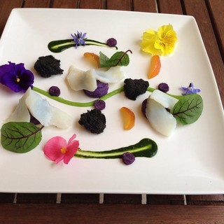 Mangiare i Fiori: serata speciale alle "Macine del Confluente" giovedì 23 maggio. Oggi è l'ultimo giorno utile per la prenotazione