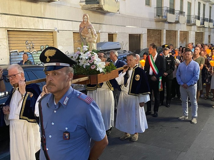 Diano in festa per Sant'Anna: la città accoglie la statua giunta dal mare (foto)
