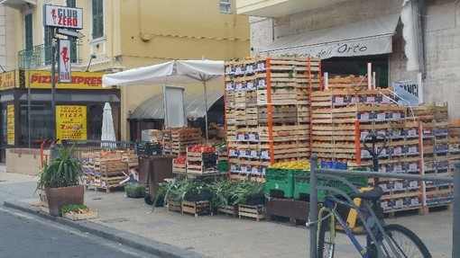 Sanremo: negozio di frutta espone la merce direttamente sul marciapiede, "Esiguo lo spazio per il pedoni", la segnalazione del nostro lettore Sergio