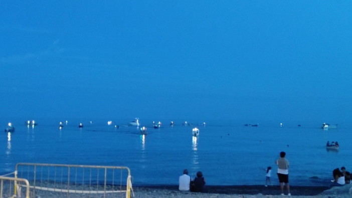 Cerimonia in memoria delle vittime del Covid e concerto del Family Band Gospel Choir, a Vallecrosia torna la fiaccolata sul mare Cerimonia in memoria delle vittime del Covid e concerto del Family Band Gospel Choir, a Vallecrosia torna la fiaccolata sul mare