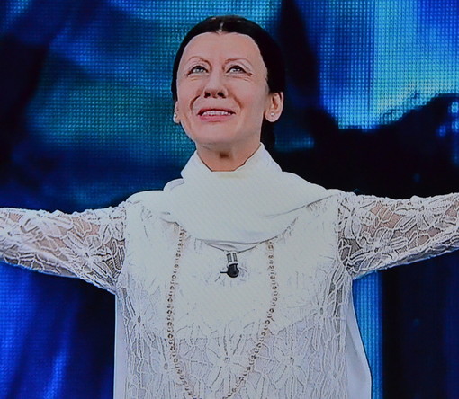 "Un piacere essere qui a questa storica sagra": applausi e risate per la Raffaele in versione Carla Fracci