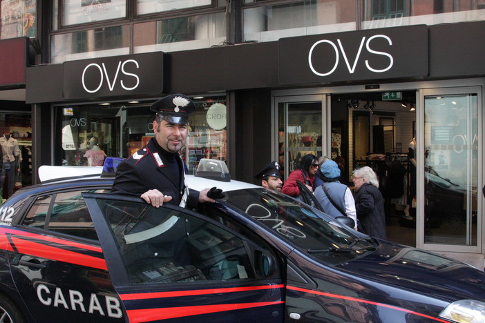 Sanremo: furto all'OVS di via Matteotti, extracomunitario ruba capi d'abbigliamento e fugge