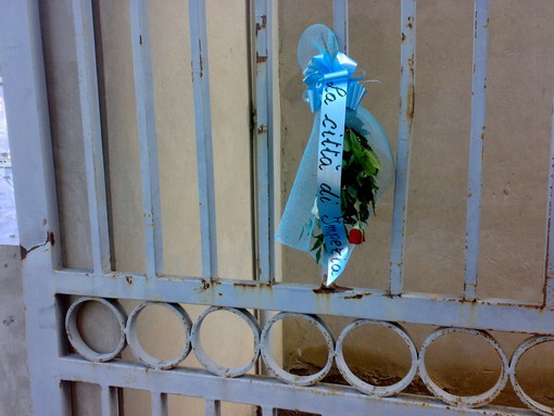 Imperia: foto di un lettore, uno strano fiocco azzurro sui cancelli del cimitero di Oneglia Imperia: foto di un lettore, uno strano fiocco azzurro sui cancelli del cimitero di Oneglia