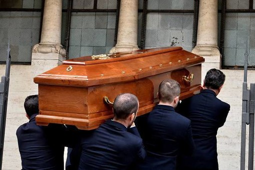 Imperia, aumentano i 'funerali di povertà': il Comune stanzia più fondi per garantire una degna sepoltura agli indigenti Imperia, aumentano i 'funerali di povertà': il Comune stanzia più fondi per garantire una degna sepoltura agli indigenti