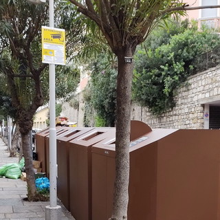 Imperia, i furbetti della spazzatura in azione in via Saffi