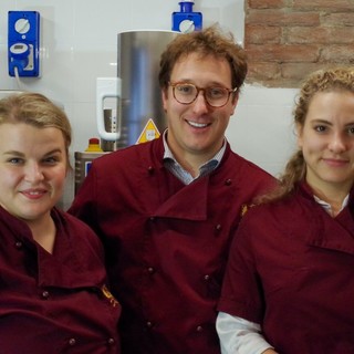 Sandor fra Giulia Beitone a sx chef pasticcera e la sorella Michelle a dx