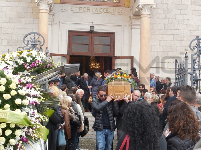 Bordighera: una folla immensa a Terrasanta per l’ultimo saluto a Tancredi