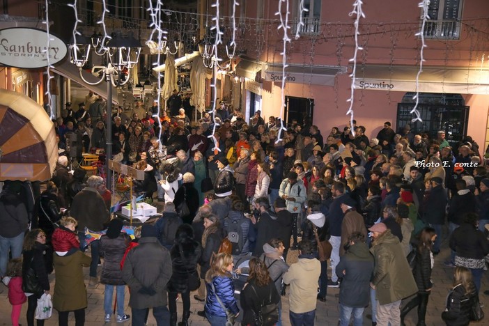 Ventimiglia: circa 150 i partecipanti al flash mob delle Sardine Ponentine alla vigilia della Giornata della Memoria (foto e video)