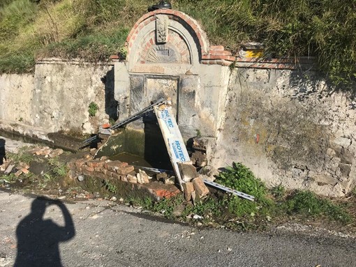 Castelvittorio: auto del rally distrugge una fontana del 1920, l'organizzazione "Rifonderemo tutti i danni" Castelvittorio: auto del rally distrugge una fontana del 1920, l'organizzazione "Rifonderemo tutti i danni"