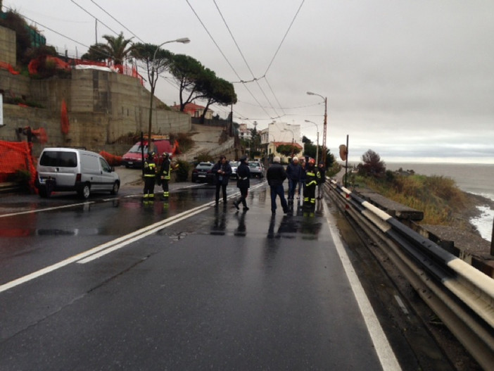 Sanremo: Aurelia chiusa in prossimità di zona La Vesca, un muro minaccia di abbattersi sulla careggiata Sanremo: Aurelia chiusa in prossimità di zona La Vesca, un muro minaccia di abbattersi sulla careggiata
