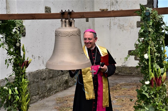 Sanremo: recuperata e benedetta la campana della Chiesetta di Monte Bignone (Foto)