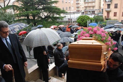 Imperia si è stretta attorno alla famiglia di Claudio Scajola questa mattina ai funerali della madre Maria Vittoria Truini Imperia si è stretta attorno alla famiglia di Claudio Scajola questa mattina ai funerali della madre Maria Vittoria Truini