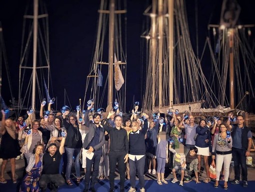 Cinquecento cuffie azzurre hanno illuminato calata Anselmi. Grande successo per il Wifi Silent Concert (Foto) Cinquecento cuffie azzurre hanno illuminato calata Anselmi. Grande successo per il Wifi Silent Concert (Foto)