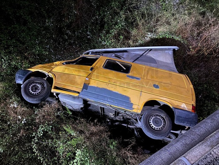 Ospedaletti: vede furgone ribaltato fuoristrada e dà l'allarme, mobilitazione di soccorsi ma sul mezzo non c'è nessuno