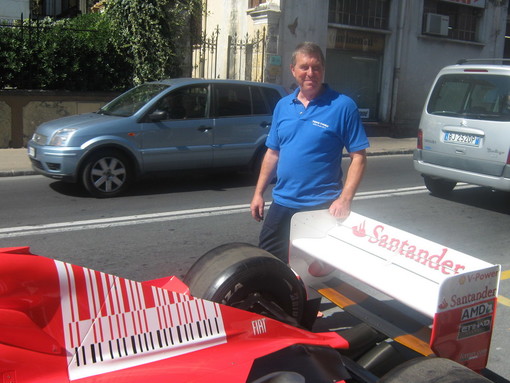 Imperia: decine di curiosi per la Ferrari di Felipe Massa ospite della rivendita officina di Giacomo Rolla