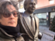 Fiorella con la statua di Mike Bongiorno in via Escoffier
