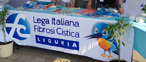 Arma di Taggia: all Riviera Shopville, banchetto per incartare i regali a cura volontarie della Lega Italiana Fibrosi Cistica
