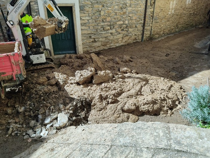 Maltempo, valle Arroscia in ginocchio, A Cenova torna la frana che spezza il paese in due, Adorno: "Sono distrutto, le parole sono finite" (foto e video)