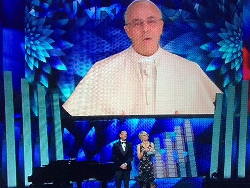 #Sanremo2017: la cover per Crozza "Il governo Gentiloni è la cover del governo Renzi che era la cover di Berlusconi che a sua volta era la cover di Rocco Siffredi"