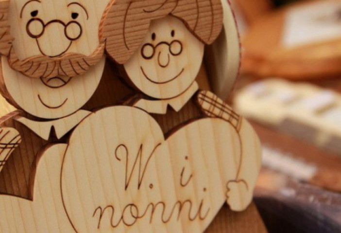 Ospedaletti: domenica prossima, la 1a Festa dei Nonni e dei Nipoti in Piazza Europa Ospedaletti: domenica prossima, la 1a Festa dei Nonni e dei Nipoti in Piazza Europa