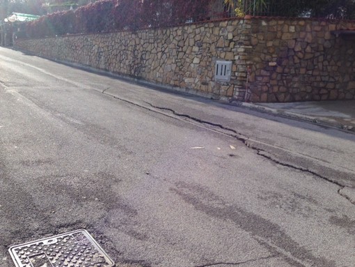 Sanremo: chiusa via Mario Calvino e case in pericolo. Tecnici a Genova per l'Aurelia in zona La Vesca