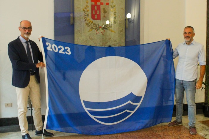 Imperia, le Bandiere Blu sventolano sul litorale di Imperia: oggi la consegna ufficiale agli stabilimenti Imperia, le Bandiere Blu sventolano sul litorale di Imperia: oggi la consegna ufficiale agli stabilimenti