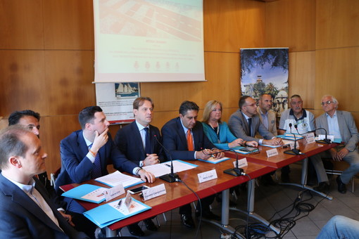 Imperia: firmato il protocollo d'intesa per la ciclabile da Ospedaletti ad Andora tra Regione, RFI e Comuni (Foto e Video) Imperia: firmato il protocollo d'intesa per la ciclabile da Ospedaletti ad Andora tra Regione, RFI e Comuni (Foto e Video)
