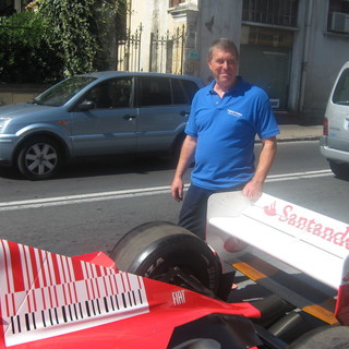 Imperia: decine di curiosi per la Ferrari di Felipe Massa ospite della rivendita officina di Giacomo Rolla