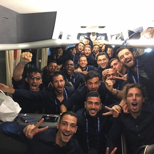 Nella foto la Nazionale azzurra posa festosa dopo la vittoria contro la Spagna