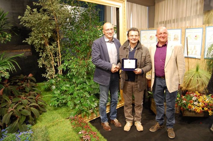 Bordighera: oltre 1500 visitatori per Floramondadori, tutti i premiati di questa edizione Bordighera: oltre 1500 visitatori per Floramondadori, tutti i premiati di questa edizione