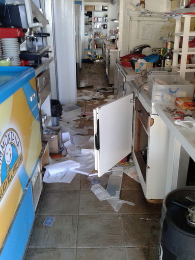 Le immagini del furto con spaccata ai danni del chiosco