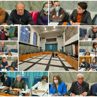 Imperia, il sindaco Scajola apre il consiglio comunale sulla guerra in Ucraina: “Attacco intollerabile, pronti ad accogliere i profughi in città. Parteciperò al presidio di VivImperia”