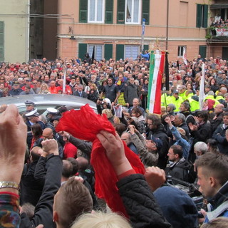 Enorme partecipazione oggi a Genova per i funerali di Don Gallo, le foto di Claudio Porchia Enorme partecipazione oggi a Genova per i funerali di Don Gallo, le foto di Claudio Porchia