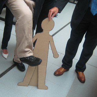 La sagoma di cartone portata in udienza dal perito Claude Orengo Maglione