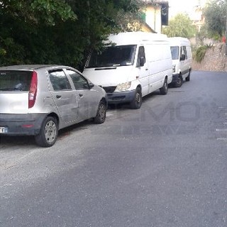 Sanremo: furgoni parcheggiati in Strada Borgo Tinasso restringono la carreggiata, la segnalazione del nostro lettore Carlo