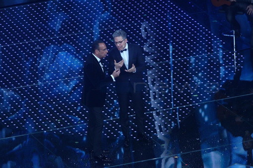 Beppe Fiorello sul palco dell'Ariston con Carlo Conti al Festival di Sanremo 2016