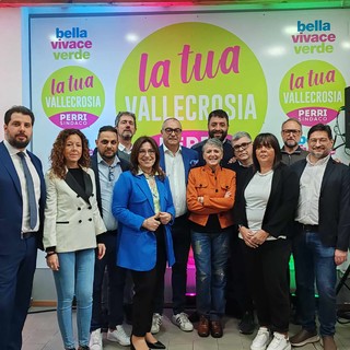 Elezioni comunali, il candidato sindaco Fabio Perri presenta la sua squadra: 'La tua Vallecrosia' (Foto e video)